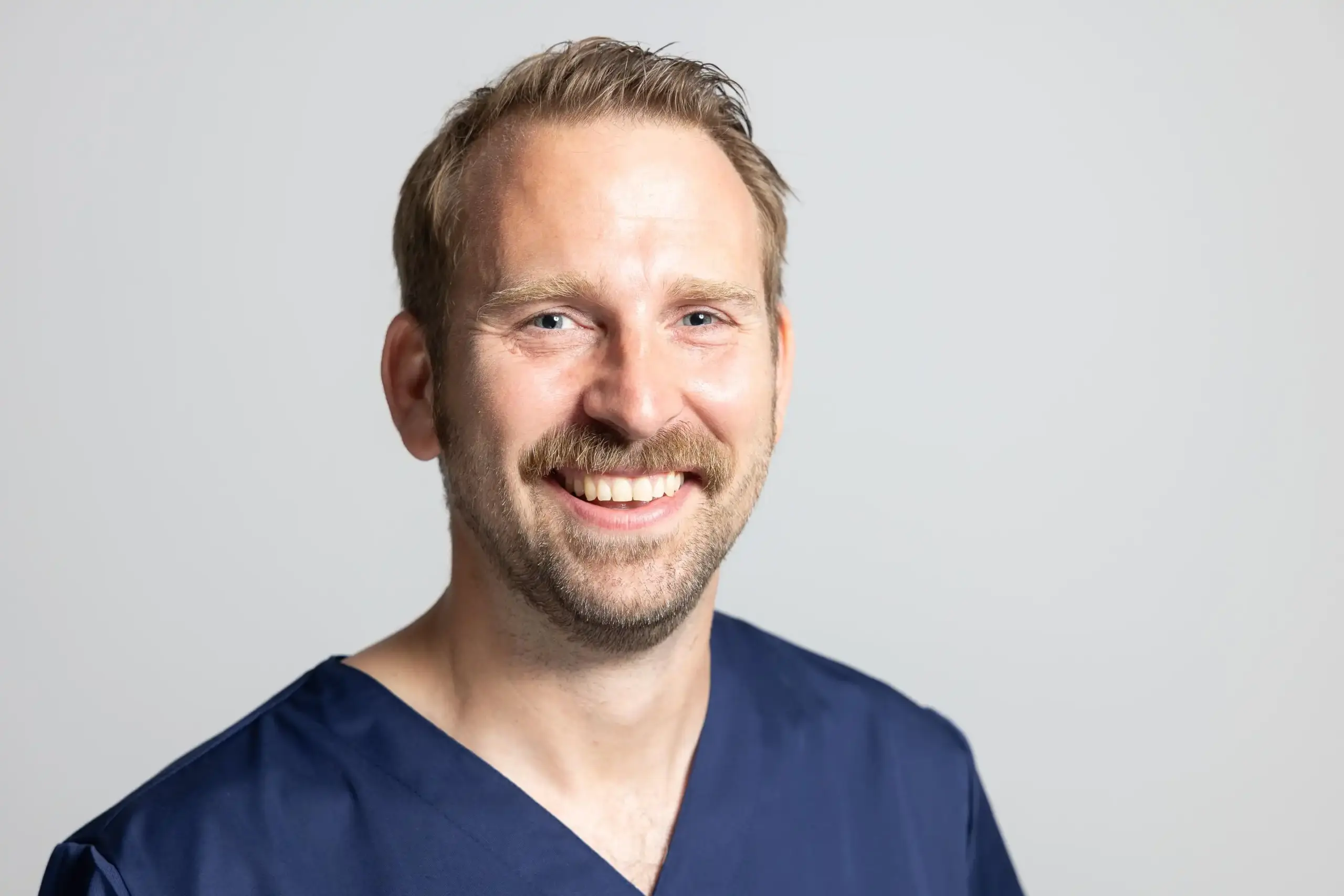 Porträt von Sebastian Wiedemann, der das zugehörige Statement gibt.